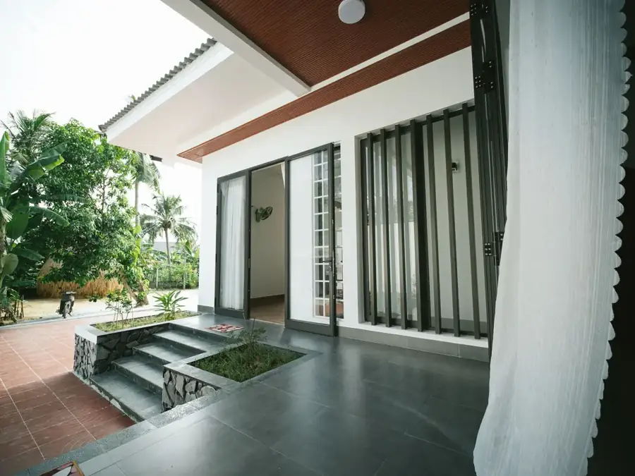 Entrance with tiled floor and steps